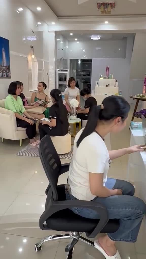Không gian đón tiếp ấm áp tại Thu Le Spa — điểm dừng chân gần sân bay Long Thành